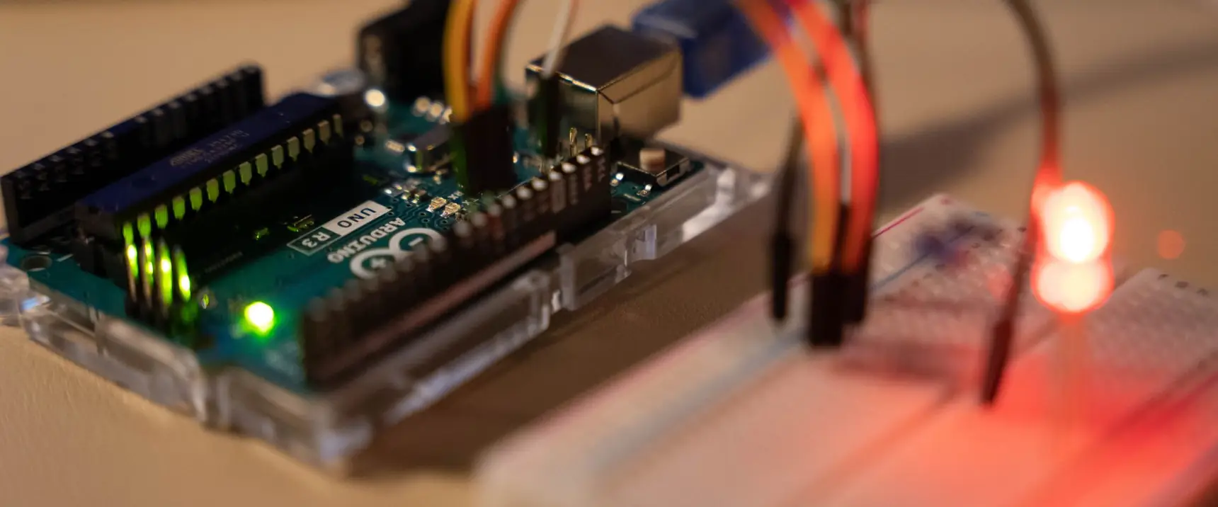 Arduino Uno ve devre tahtasında dirençle bağlanmış yanan kırmızı LED