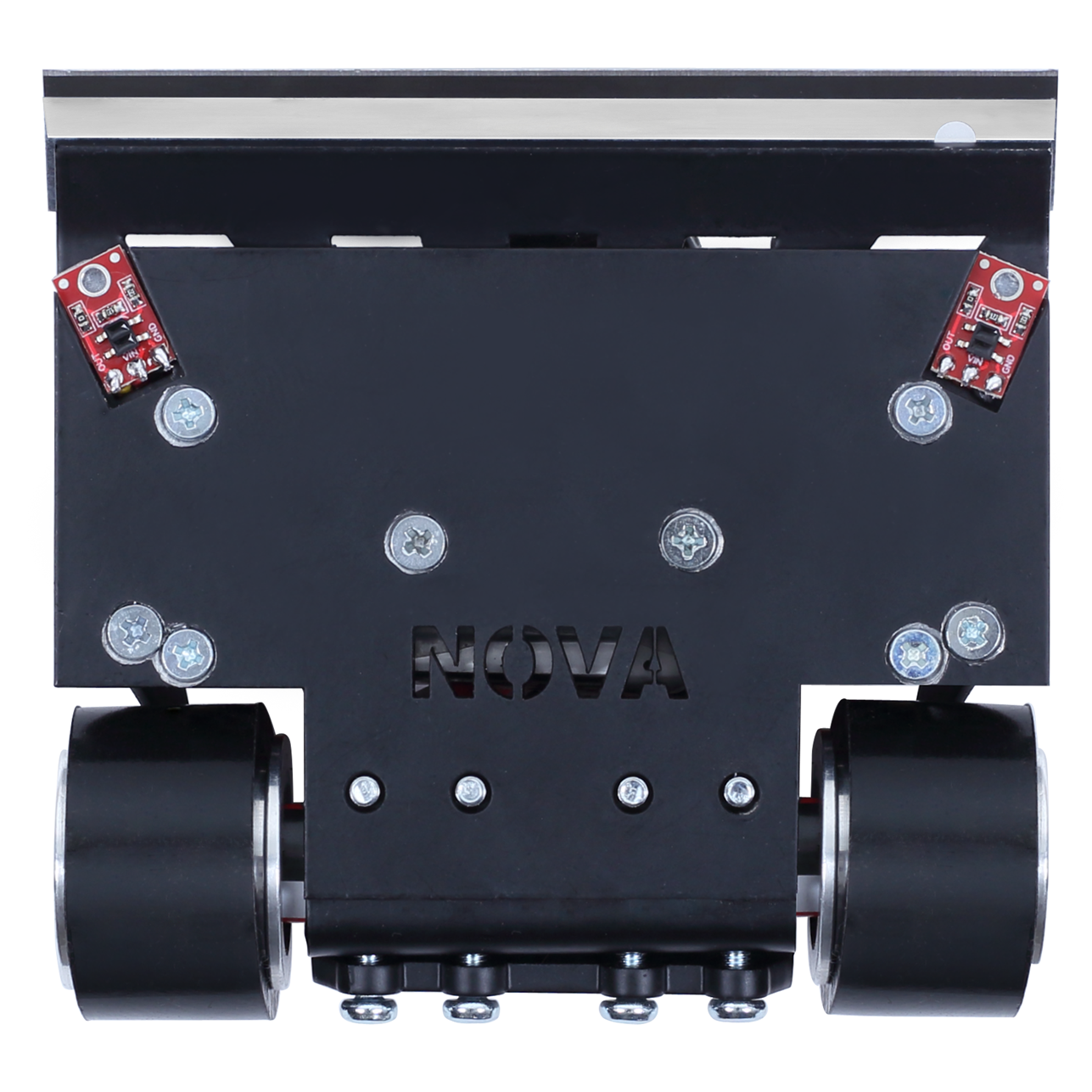 Nova mini sumo robotun alt görünüşü: ön köşelerdeki iki QTR-1A çizgi sensörü ve silikon tekerlekler