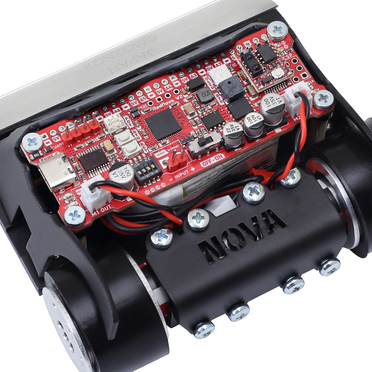 Nova mini sumo robotun üstten görünüşü: RedNova V2 kartı, motor bağlantıları ve Nova yazılı gövde